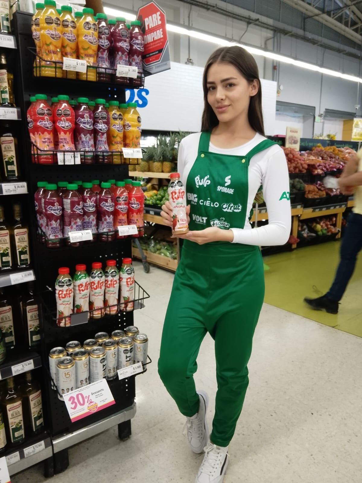Smile, Supermarket, Convenience store, Retail, Waist, Grocery store, Overall, Person — Campañas Pereira Manizales Armenia | Focus Modelos ABTL Agencia BTL Eje Cafetero