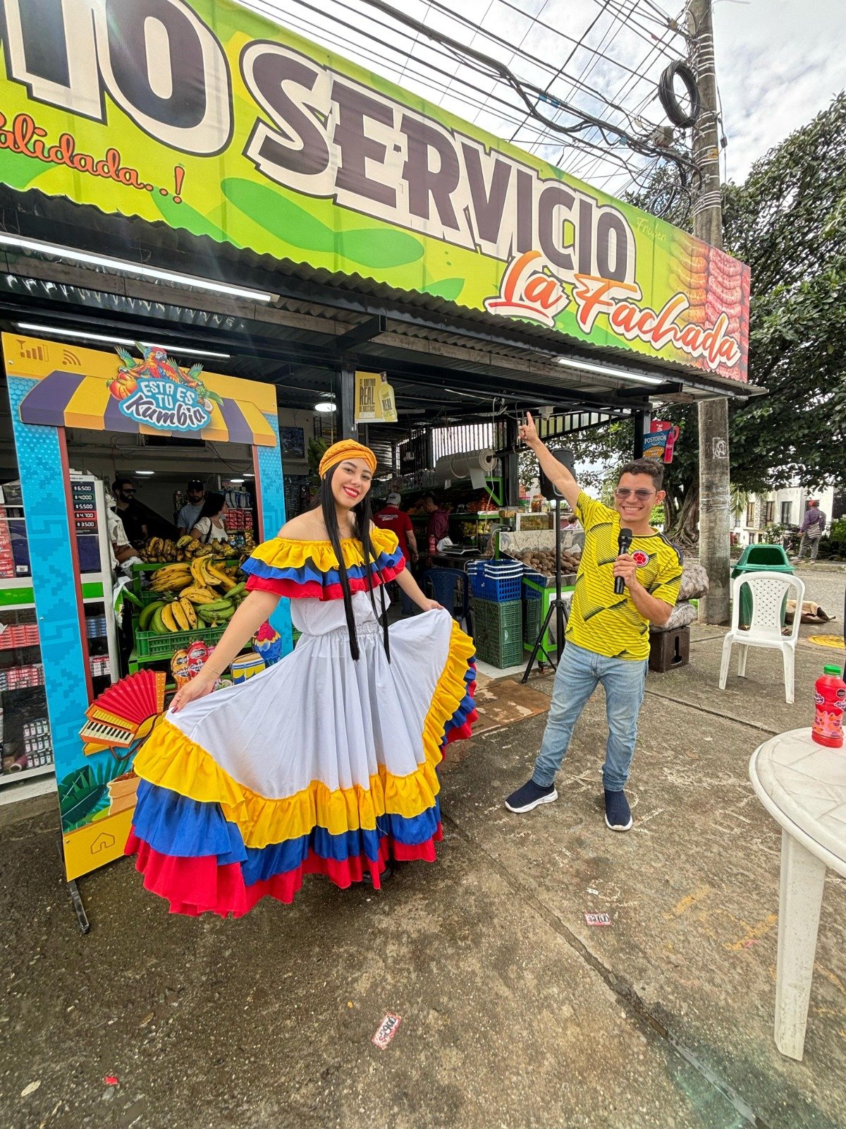 Smile, Logo, Fun, Leisure, Advertising, Public event, Jeans, Top, Person — Campañas Pereira Manizales Armenia | Focus Modelos ABTL Agencia BTL Eje Cafetero