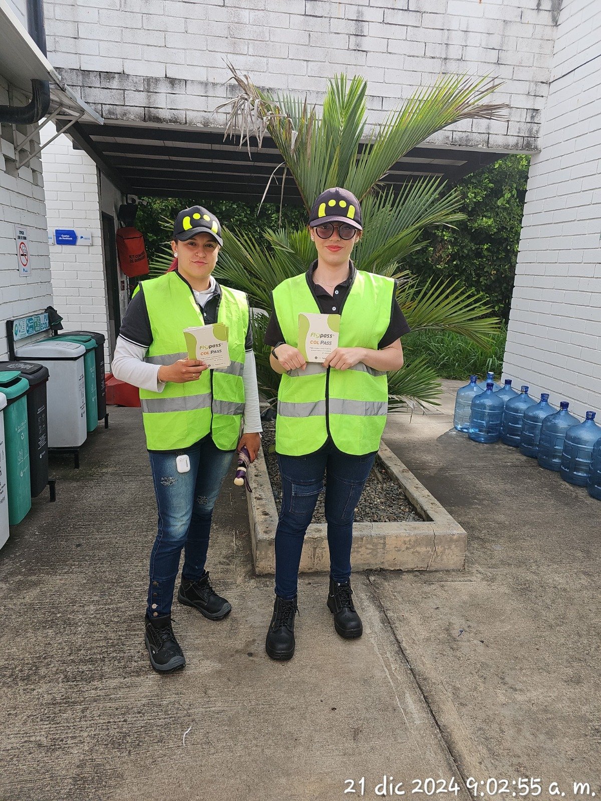 High-visibility clothing, Workwear, Personal protective equipment, Job, Blue-collar worker, Vest, Jeans, Person, Outerwear — Campañas Pereira Manizales Armenia | Focus Modelos ABTL Agencia BTL Eje Cafetero