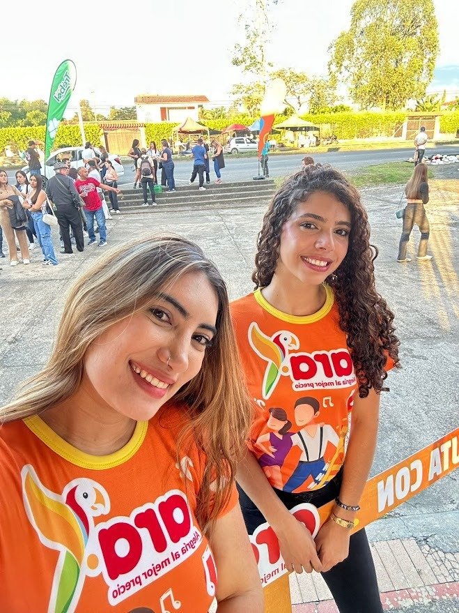 Smile, Happiness, Fun, Recreation, Orange, Leisure, Top, Person — Campañas Pereira Manizales Armenia | Focus Modelos ABTL Agencia BTL Eje Cafetero