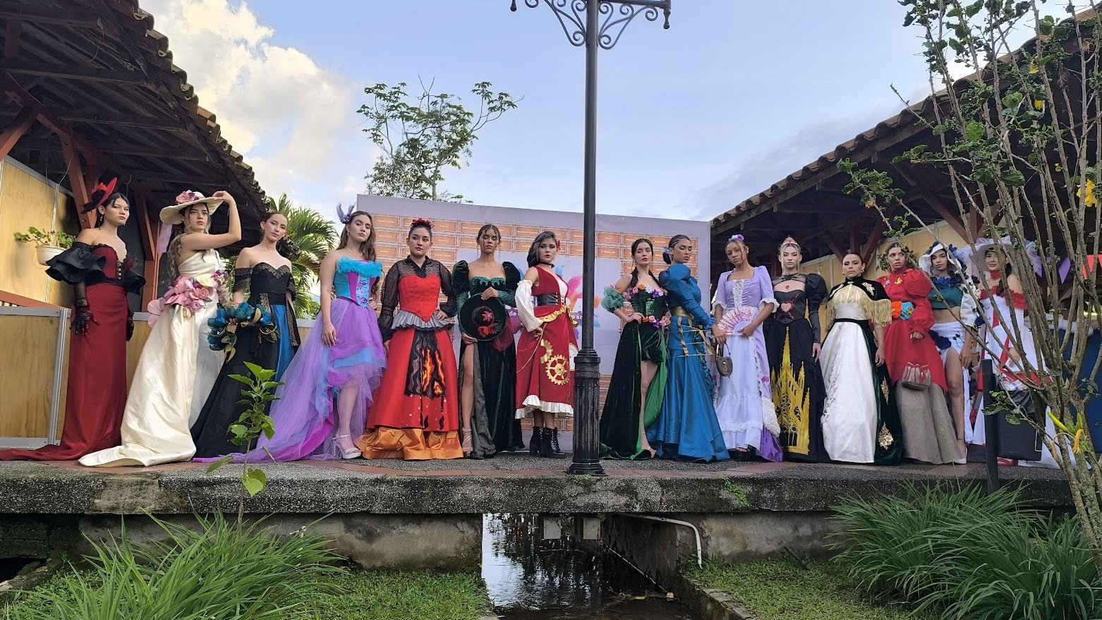 Temple, Dress, Event, Gown, Tradition, Leisure, Person — Pasarelas y castings Pereira Manizales Armenia | Focus Modelos ABTL Agencia BTL Eje Cafetero