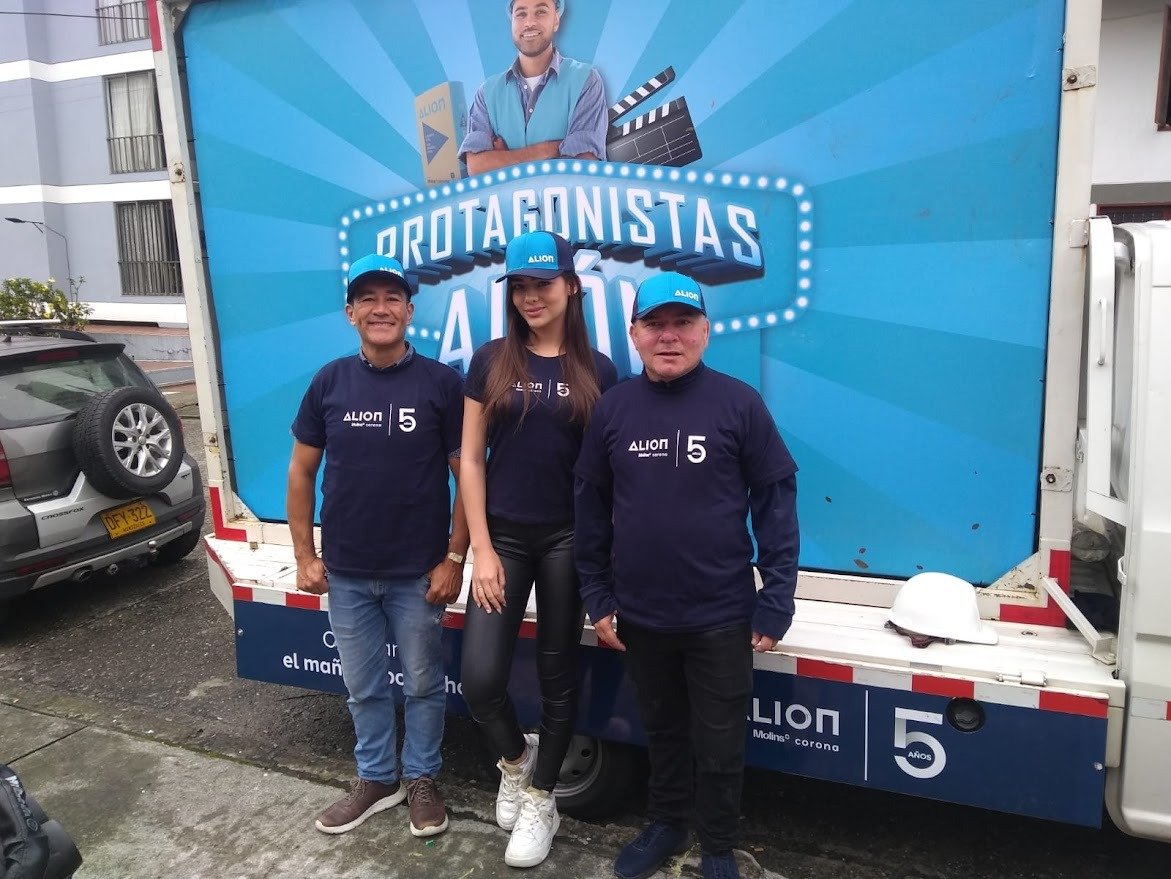 Smile, Logo, Advertising, Person, Top — Campañas Pereira Manizales Armenia | Focus Modelos ABTL Agencia BTL Eje Cafetero