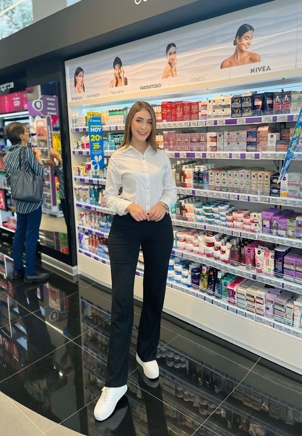 Smile, Facial expression, Retail, Convenience store, Customer, Supermarket, Pants, Top, Shoe, Person — Campañas Pereira Manizales Armenia | Focus Modelos ABTL Agencia BTL Eje Cafetero