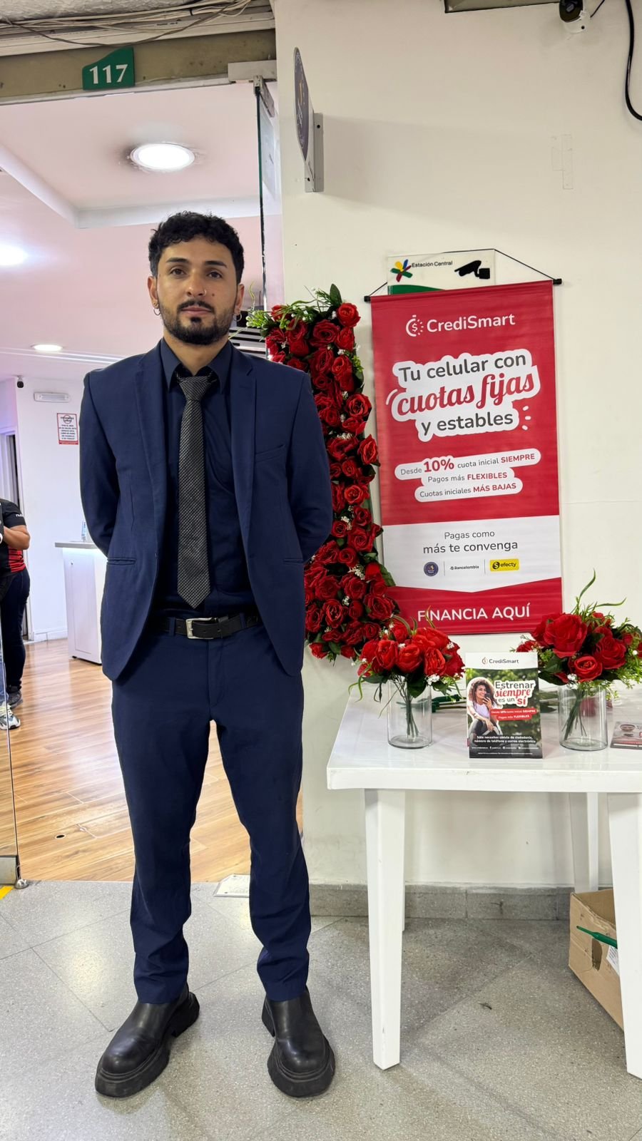 Smile, Formal wear, Dress shirt, White-collar worker, Blazer, Floristry, Pants, Person, Shoe — Campañas Pereira Manizales Armenia | Focus Modelos ABTL Agencia BTL Eje Cafetero