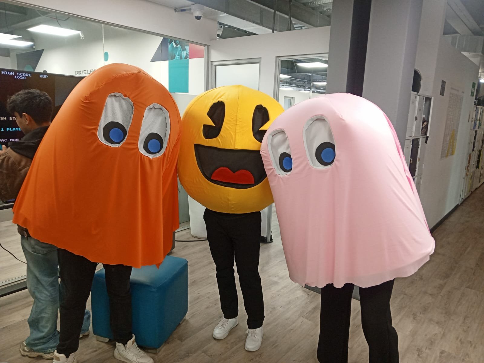 Facial expression, Mascot, Plastic, Toy, Pants, Person — Campañas Pereira Manizales Armenia | Focus Modelos ABTL Agencia BTL Eje Cafetero