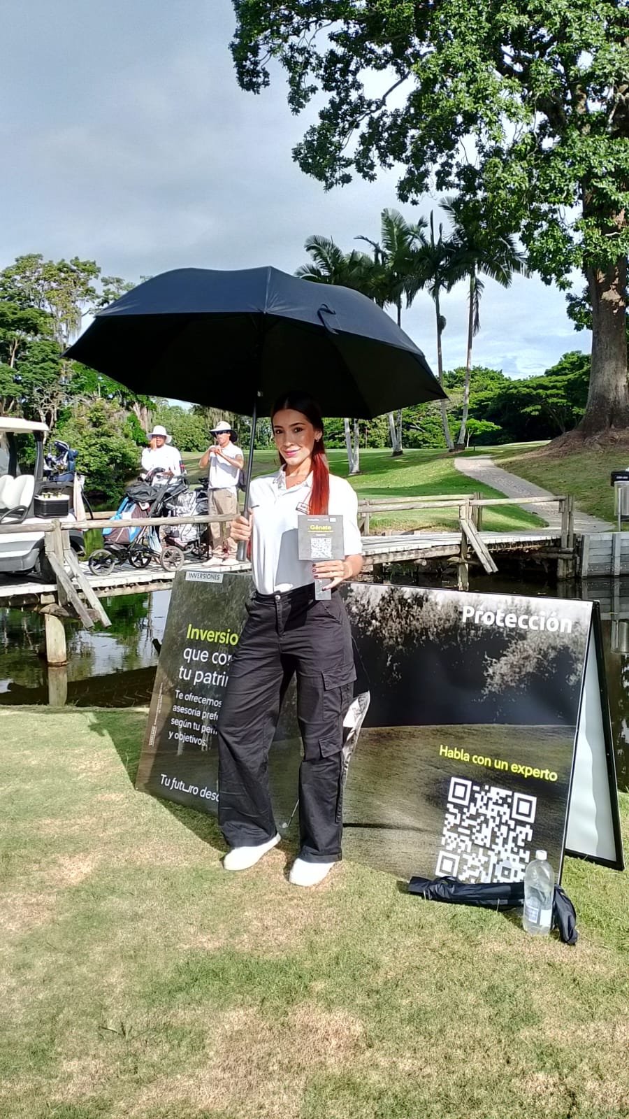 Umbrella, Shade, Leisure, 2D barcode, Top, Person — Campañas Pereira Manizales Armenia | Focus Modelos ABTL Agencia BTL Eje Cafetero