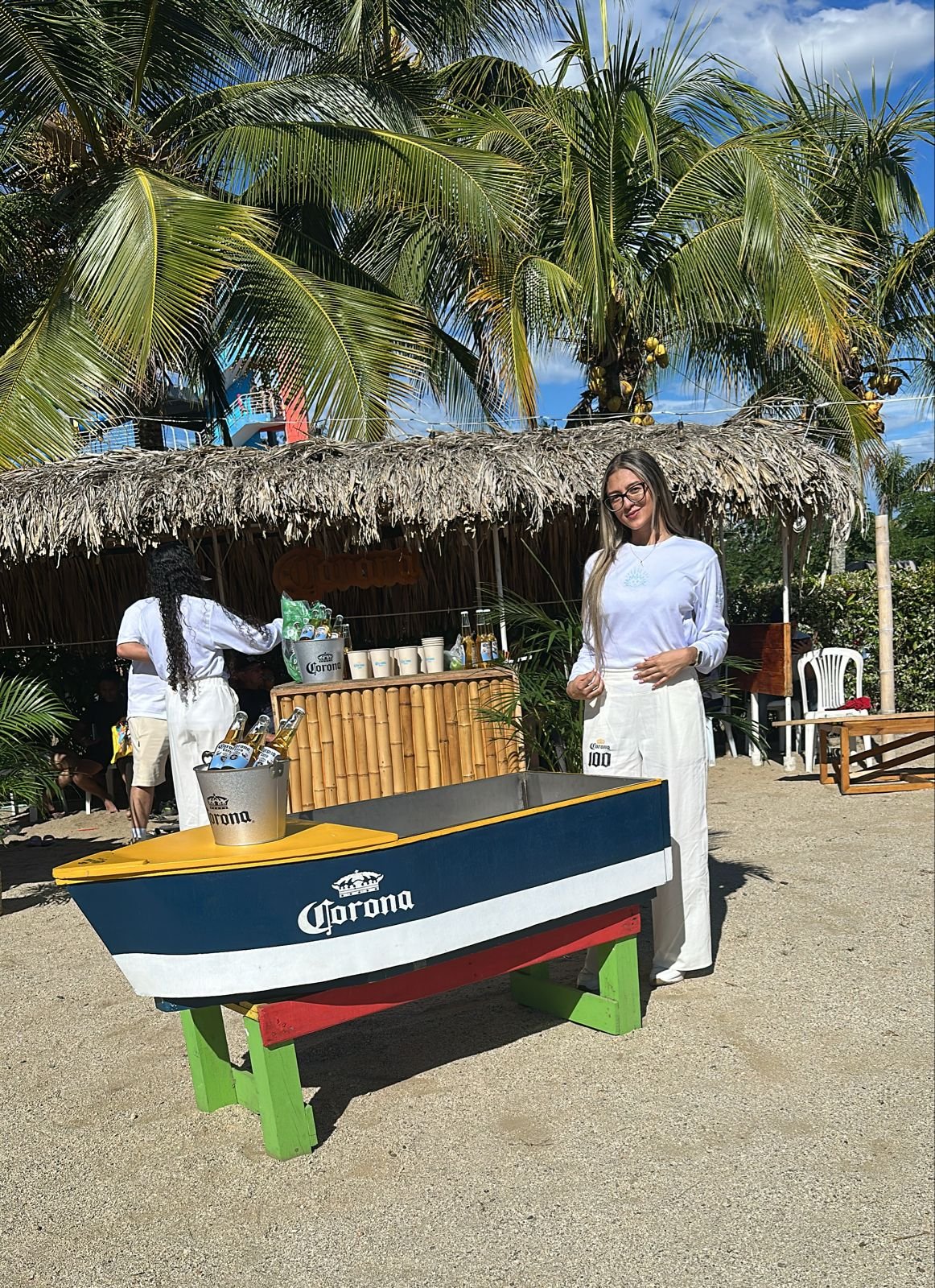 Leisure, Palm trees, Vacation, Watercraft, Shade, Boat, Person, Top — Campañas Pereira Manizales Armenia | Focus Modelos ABTL Agencia BTL Eje Cafetero
