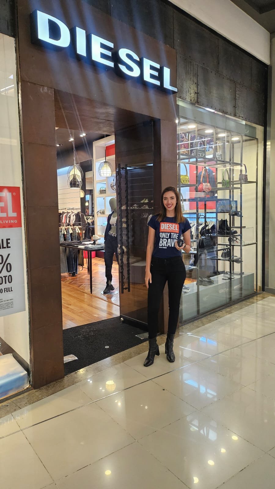Retail, Logo, Customer, Commercial building, Shopping mall, Glass, Top, Pants, Person — Campañas Pereira Manizales Armenia | Focus Modelos ABTL Agencia BTL Eje Cafetero