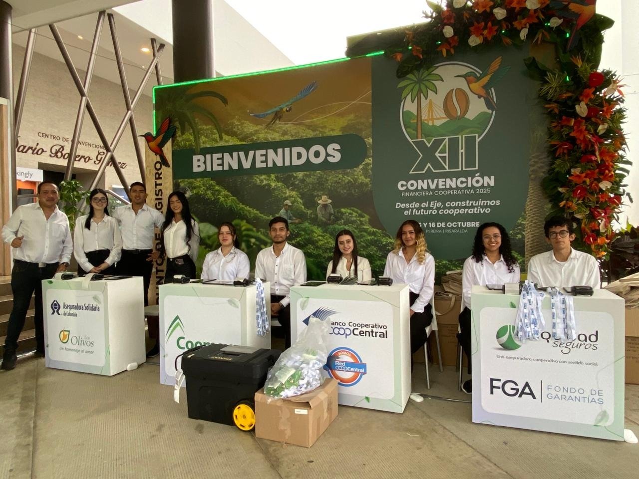 Jeans, Logo, Advertising, Banner, Job, Company, Person, Clothing — Campañas Pereira Manizales Armenia | Focus Modelos ABTL Agencia BTL Eje Cafetero