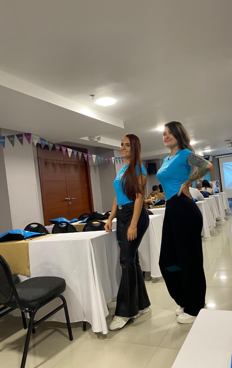 Furniture, Waist, Tablecloth, Fashion design, Chair, Layered hair, Top, Pants, Person — Campañas Pereira Manizales Armenia | Focus Modelos ABTL Agencia BTL Eje Cafetero