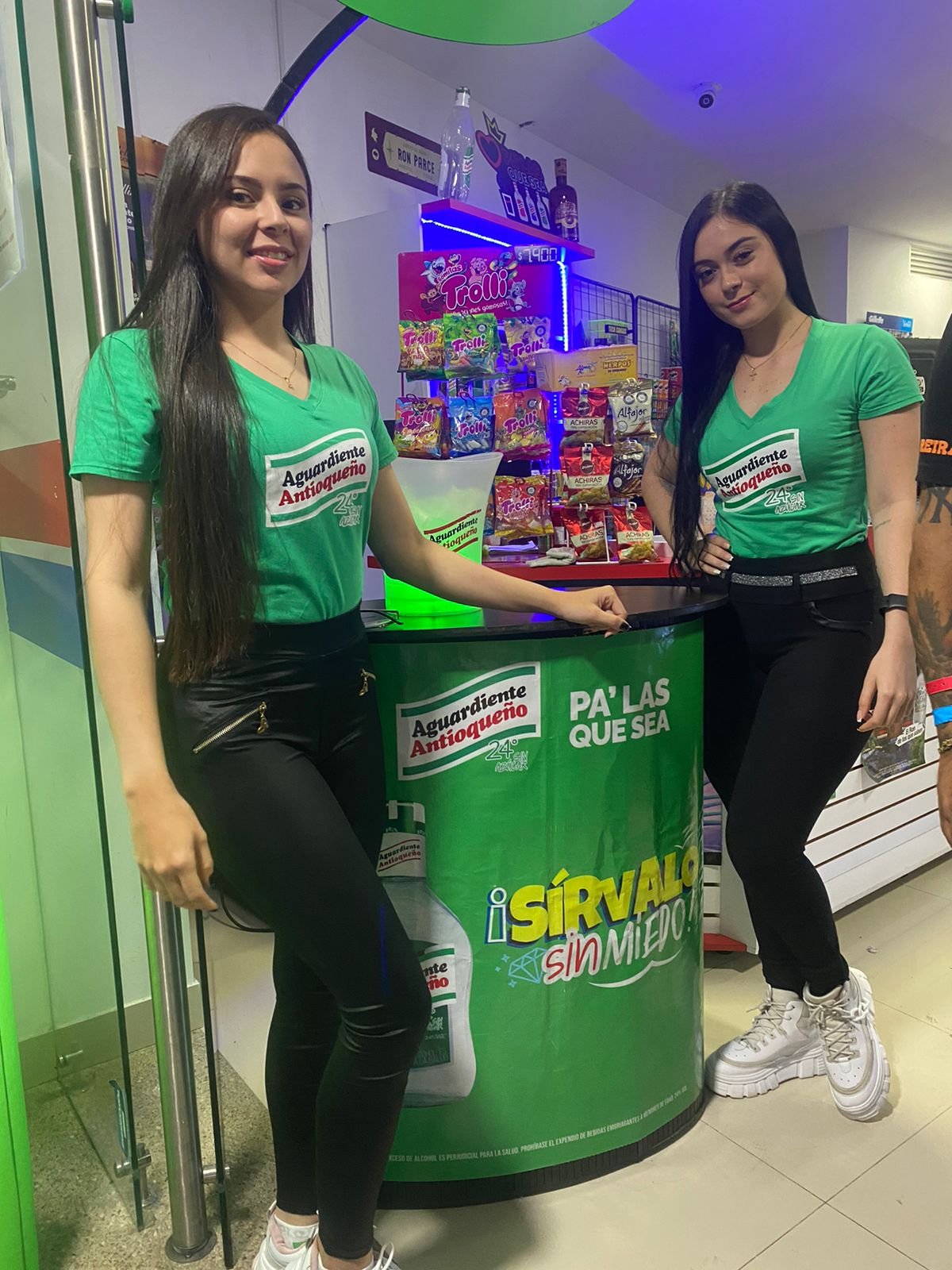 Smile, Logo, Advertising, Retail, Convenience store, Supermarket, Person, Pants — Campañas Pereira Manizales Armenia | Focus Modelos ABTL Agencia BTL Eje Cafetero