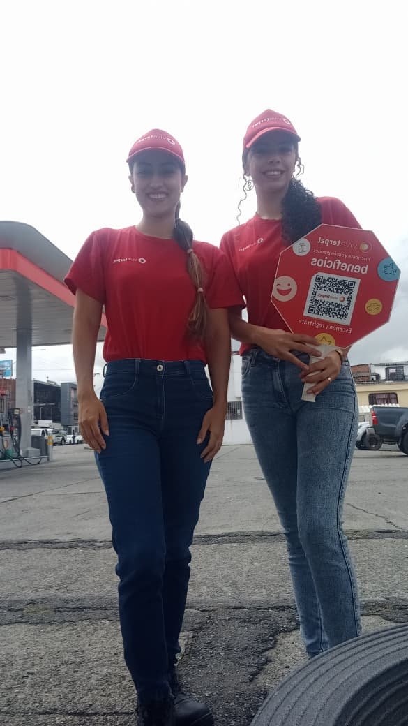 Smile, Cap, Baseball cap, Cricket cap, Jeans, Top, Person — Campañas Pereira Manizales Armenia | Focus Modelos ABTL Agencia BTL Eje Cafetero