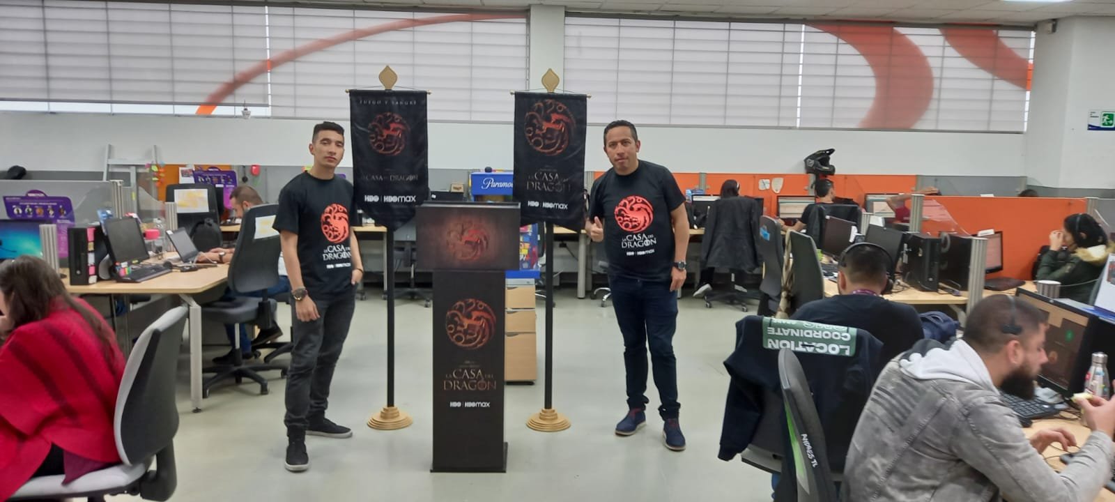 Electronic device, T-shirt, Shirt, Furniture, Computer monitor, Peripheral, Person, Top — Campañas Pereira Manizales Armenia | Focus Modelos ABTL Agencia BTL Eje Cafetero
