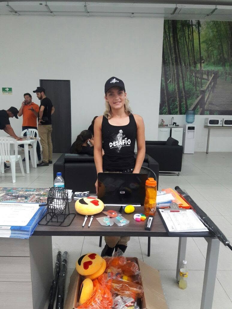 Arm, T-shirt, Furniture, Table, Logo, Chair, Top, Person — Campañas Pereira Manizales Armenia | Focus Modelos ABTL Agencia BTL Eje Cafetero