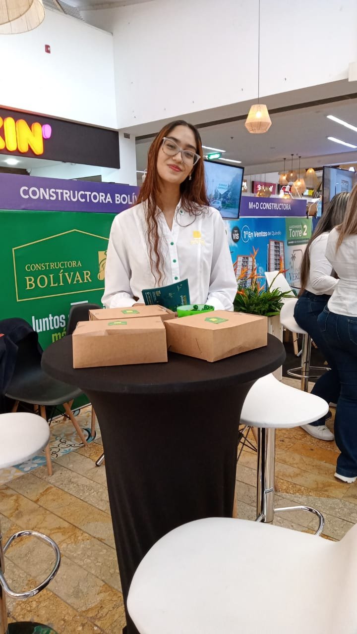 Hair, Head, Smile, Customer, Logo, Bag, Top, Person — Campañas Pereira Manizales Armenia | Focus Modelos ABTL Agencia BTL Eje Cafetero