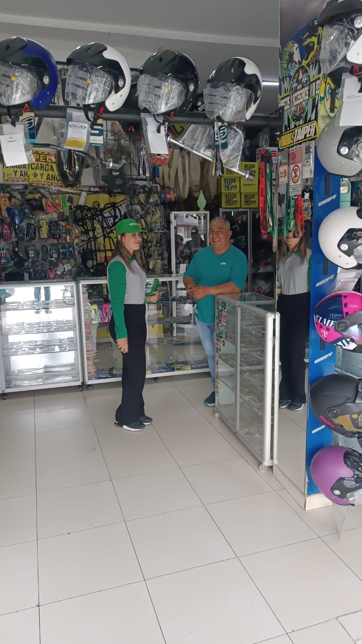 Retail, Personal protective equipment, Helmet, Logo, Shelf, Plastic, Top, Pants, Person — Campañas Pereira Manizales Armenia | Focus Modelos ABTL Agencia BTL Eje Cafetero