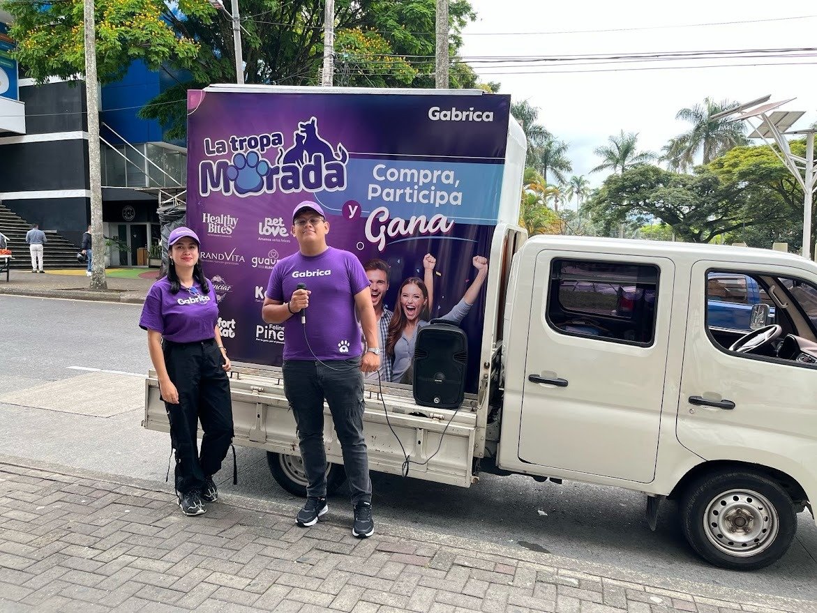 Motor vehicle, Light commercial vehicle, Commercial vehicle, Advertising, Logo, Car door, Top, Person, Jeans — Campañas Pereira Manizales Armenia | Focus Modelos ABTL Agencia BTL Eje Cafetero