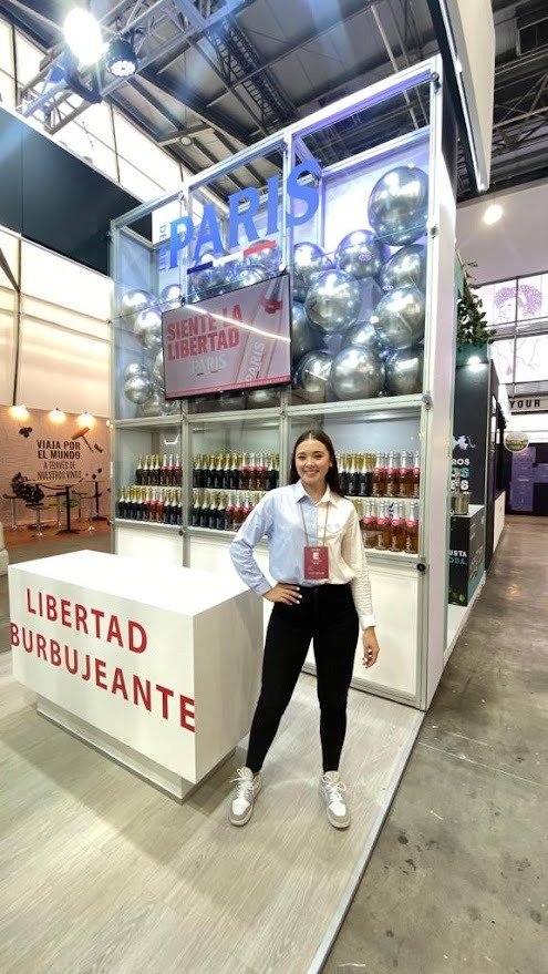 Customer, Retail, Advertising, Shelving, Logo, Shelf, Person, Pants, Shoe — Campañas Pereira Manizales Armenia | Focus Modelos ABTL Agencia BTL Eje Cafetero