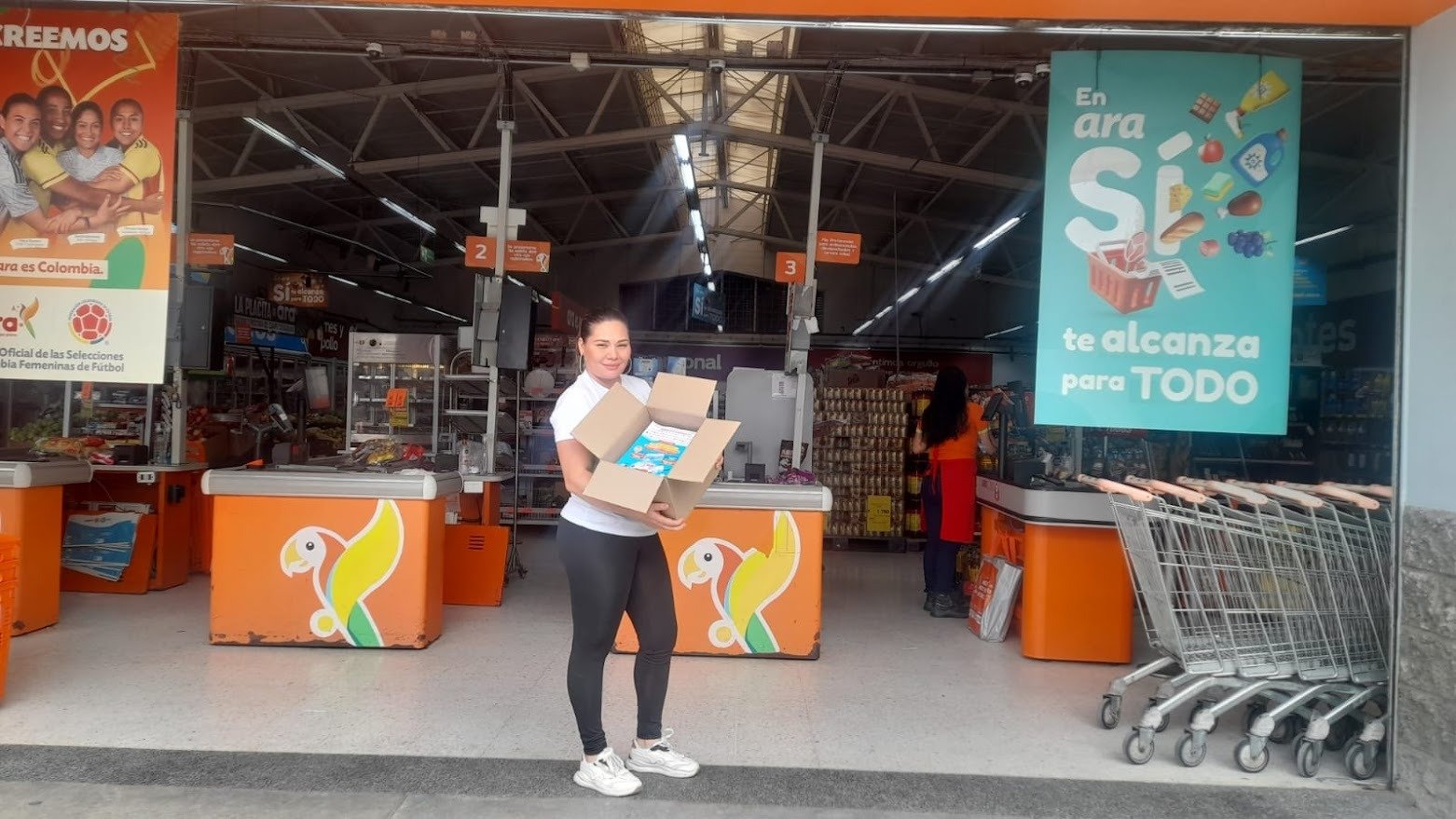 Orange, Advertising, Customer, Logo, Retail, Pants, Person, Top — Campañas Pereira Manizales Armenia | Focus Modelos ABTL Agencia BTL Eje Cafetero