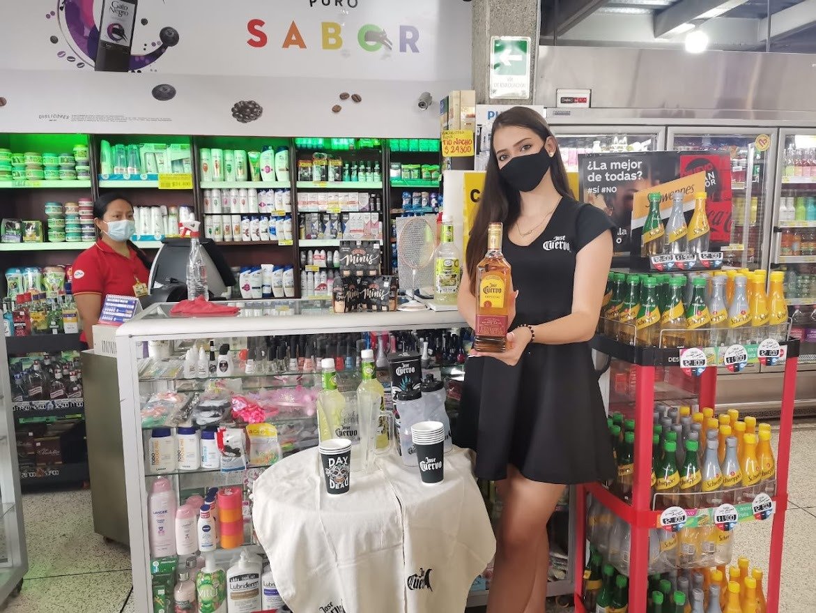 Bottle, Shelf, Retail, Convenience store, Alcoholic drink, Shelving, Dress, Person, Top — Campañas Pereira Manizales Armenia | Focus Modelos ABTL Agencia BTL Eje Cafetero