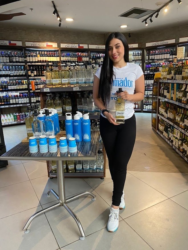 Shelf, Retail, Smile, Shelving, Bottle, Convenience store, Pants, Top, Shoe — Campañas Pereira Manizales Armenia | Focus Modelos ABTL Agencia BTL Eje Cafetero