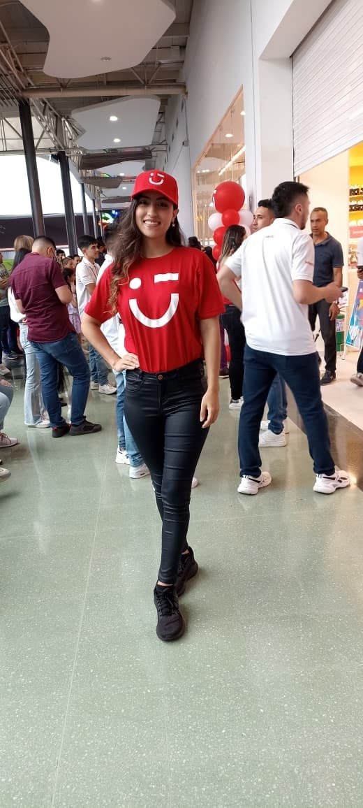 Standing, Waist, Sneakers, Bag, Luggage & bags, Cap, Top, Person — Campañas Pereira Manizales Armenia | Focus Modelos ABTL Agencia BTL Eje Cafetero