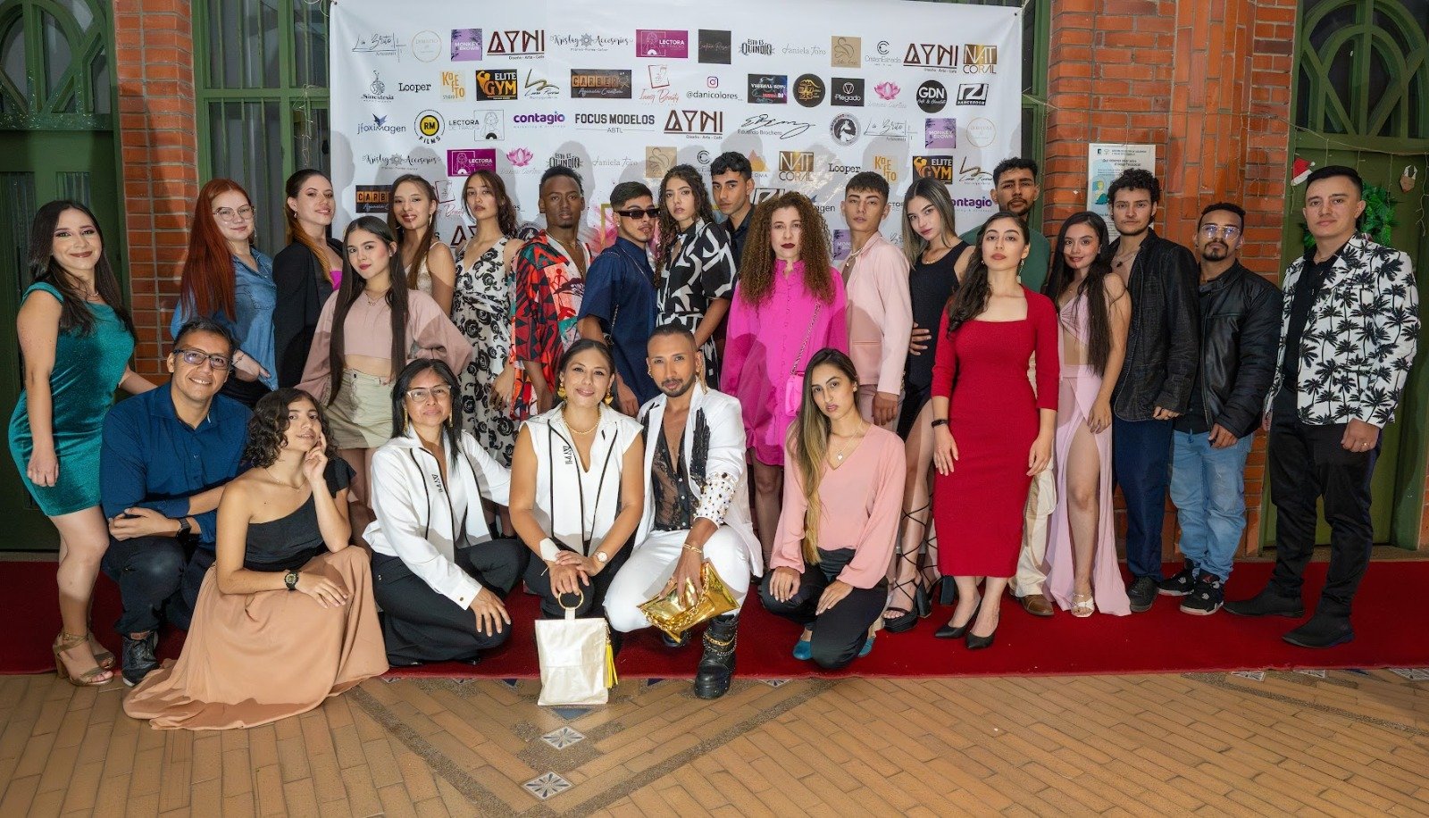 Smile, Dress, Youth, Textile, Facial expression, Social group, Person — Pasarelas y castings Pereira Manizales Armenia | Focus Modelos ABTL Agencia BTL Eje Cafetero