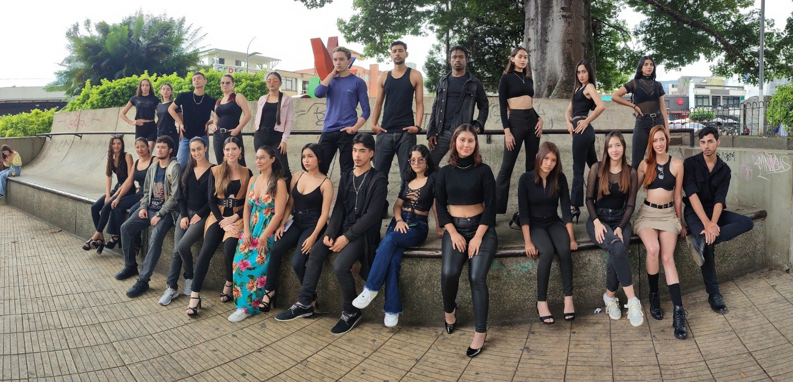 Shoe, Smile, Leg, Social group, Youth, Team, Person — Pasarelas y castings Pereira Manizales Armenia | Focus Modelos ABTL Agencia BTL Eje Cafetero