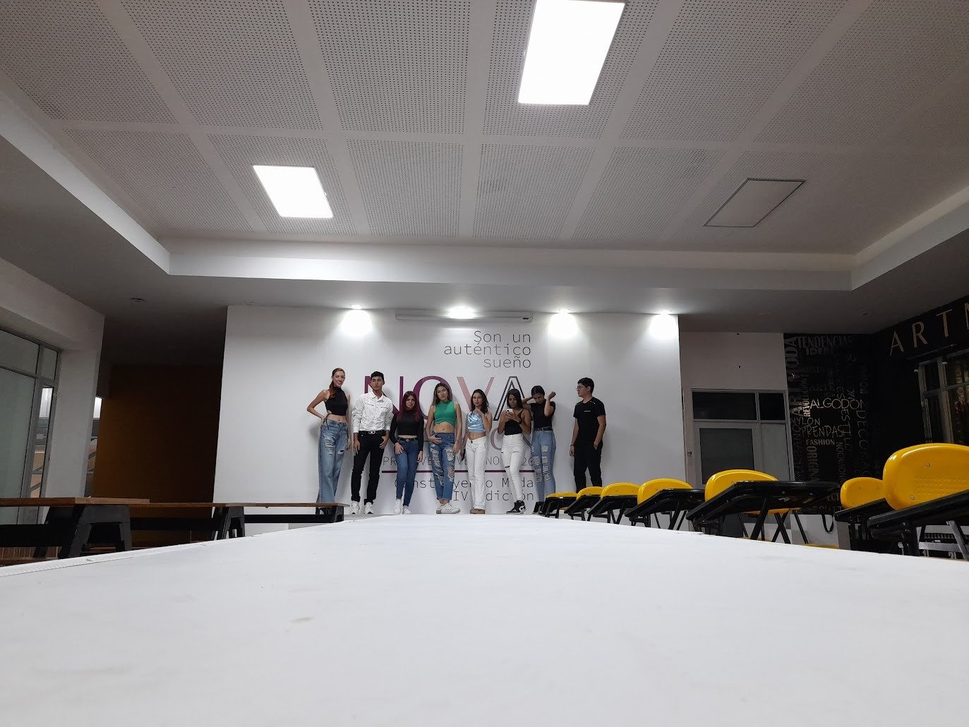 Flooring, Interior design, Floor, Ceiling, Furniture, Lighting, Person — Pasarelas y castings Pereira Manizales Armenia | Focus Modelos ABTL Agencia BTL Eje Cafetero