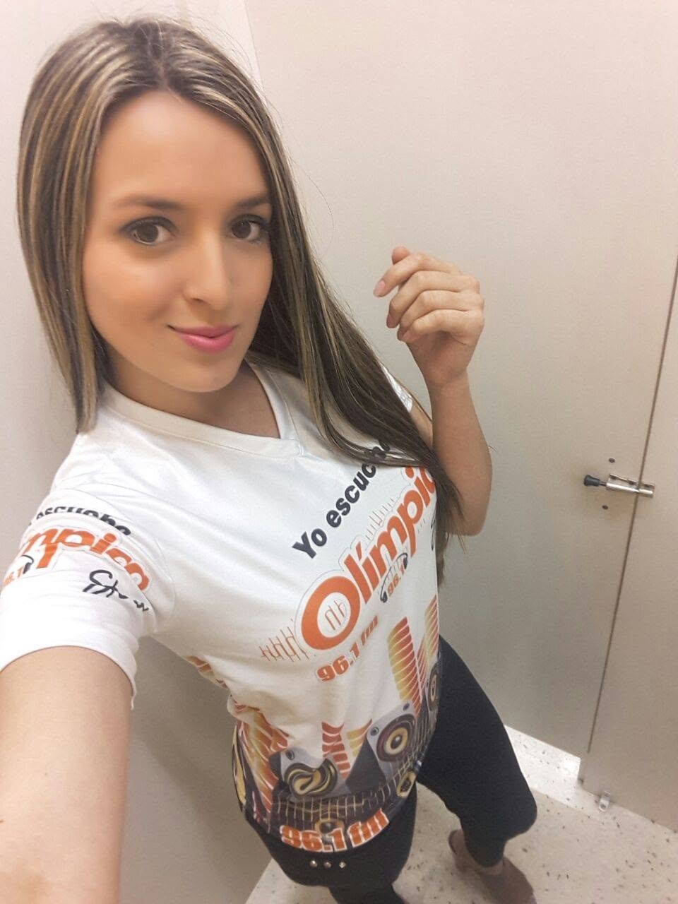 Smile, Happiness, Facial expression, Brown hair, Long hair, Logo, Top, Person, Pants, Shoe — Campañas Pereira Manizales Armenia | Focus Modelos ABTL Agencia BTL Eje Cafetero