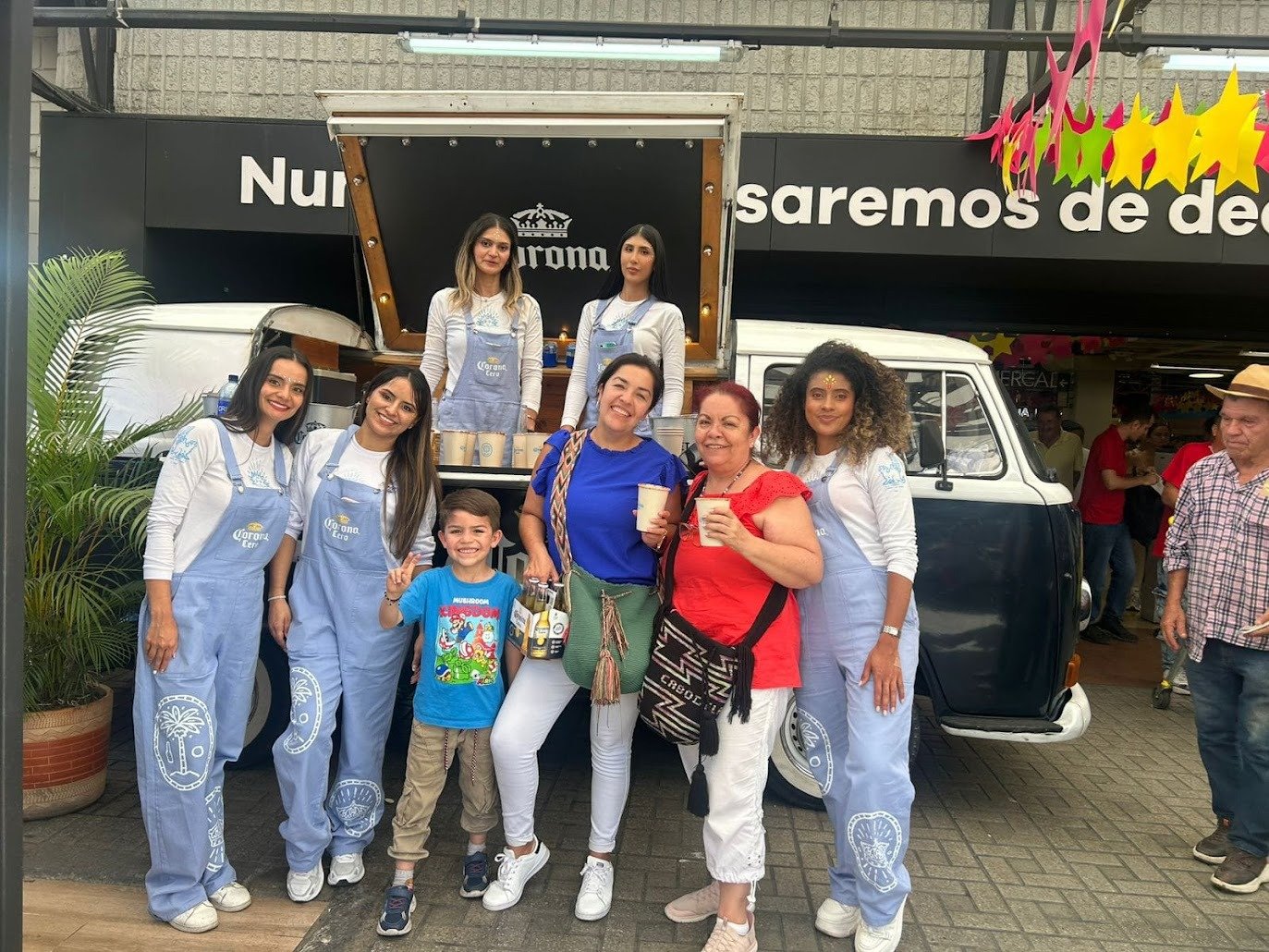 Smile, Trousers, Jeans, Logo, Light commercial vehicle, Commercial vehicle, Person, Overall — Campañas Pereira Manizales Armenia | Focus Modelos ABTL Agencia BTL Eje Cafetero