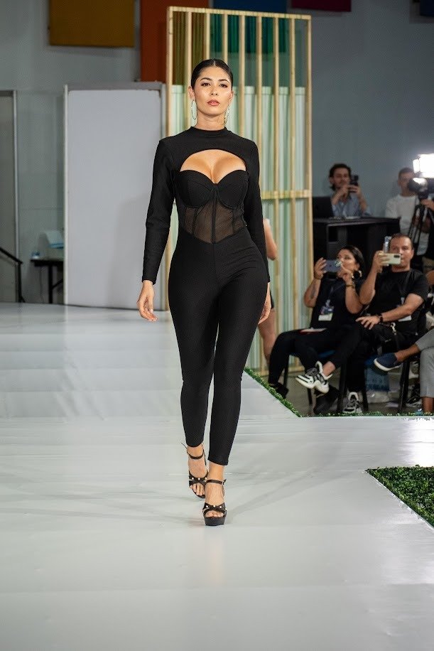 Fashion show, Shoulder, Fashion Model, Fashion, Beauty, Event, Person, Clothing — Pasarelas y castings Pereira Manizales Armenia | Focus Modelos ABTL Agencia BTL Eje Cafetero