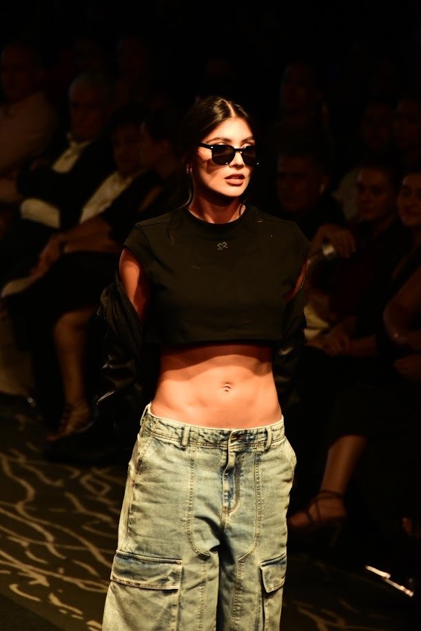 Clothing, Fashion show, Beauty, Fashion, Human body, Event, Top, Jeans, Sunglasses, Person — Pasarelas y castings Pereira Manizales Armenia | Focus Modelos ABTL Agencia BTL Eje Cafetero