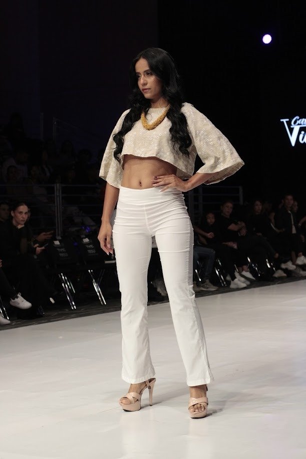 Fashion show, Fashion Model, Runway, Event, Leg, Fashion, Person, Pants, Top, Shoe — Pasarelas y castings Pereira Manizales Armenia | Focus Modelos ABTL Agencia BTL Eje Cafetero