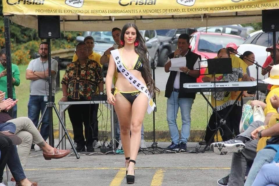 Thigh, Abdomen, Waist, Torso, Undergarment, Public event, Person, Jeans — Pasarelas y castings Pereira Manizales Armenia | Focus Modelos ABTL Agencia BTL Eje Cafetero