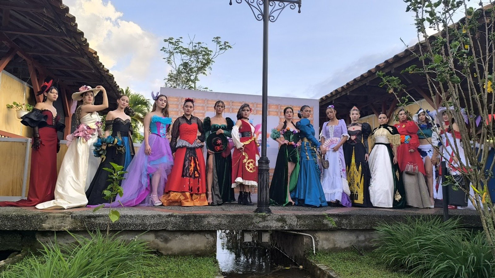 Temple, Dress, Event, Gown, Tradition, Leisure, Person — Pasarelas y castings Pereira Manizales Armenia | Focus Modelos ABTL Agencia BTL Eje Cafetero