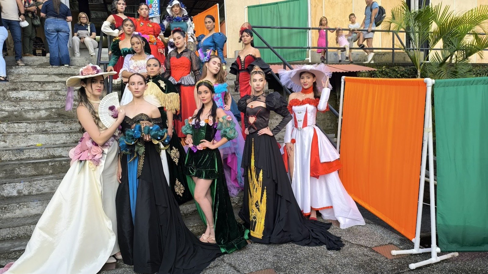 Dress, Entertainment, Event, Costume, Tradition, Public event, Person — Pasarelas y castings Pereira Manizales Armenia | Focus Modelos ABTL Agencia BTL Eje Cafetero