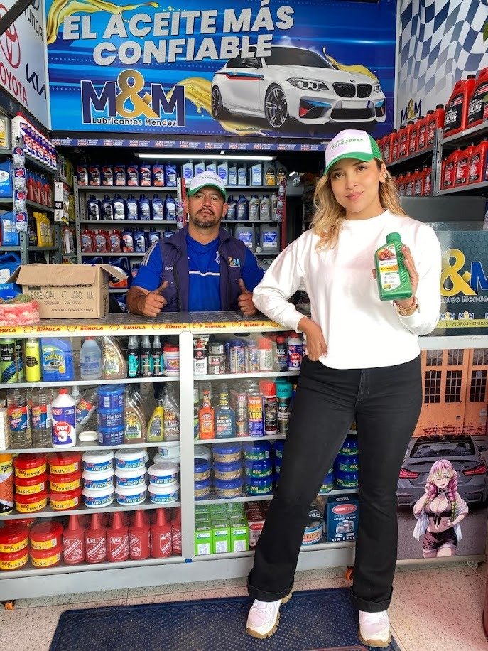 Smile, Retail, Logo, Convenience store, Denim, Customer, Pants, Top, Person, Hat — Campañas Pereira Manizales Armenia | Focus Modelos ABTL Agencia BTL Eje Cafetero