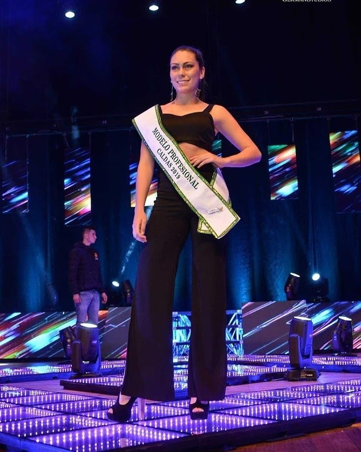 Electronic device, Audio equipment, Event, Microphone, Entertainment, Public address system, Person, Clothing — Pasarelas y castings Pereira Manizales Armenia | Focus Modelos ABTL Agencia BTL Eje Cafetero