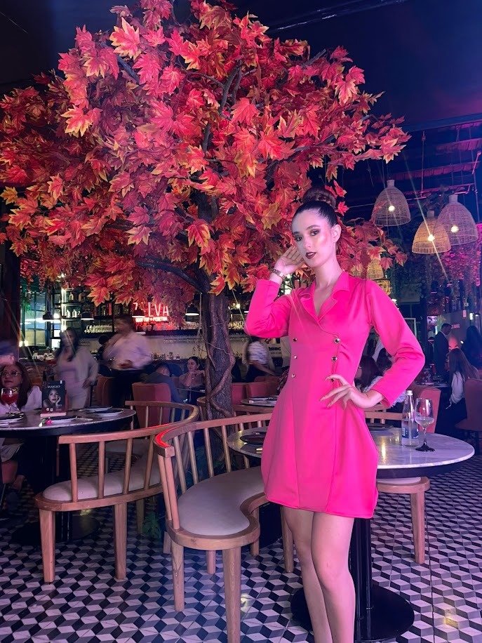 Red, Fashion, Dress, Floral design, Day Dress, One-piece garment, Person — Campañas Pereira Manizales Armenia | Focus Modelos ABTL Agencia BTL Eje Cafetero