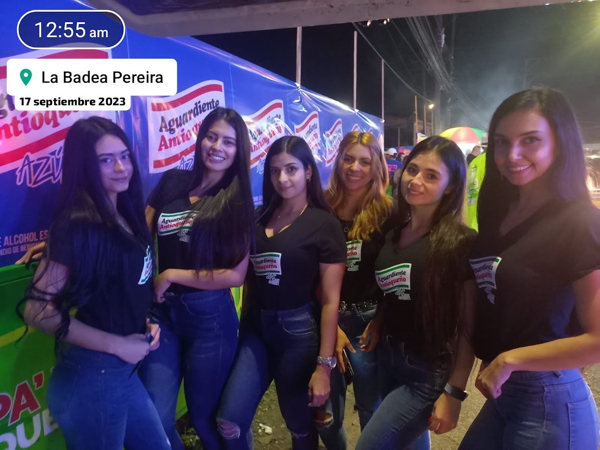 Smile, Youth, Denim, Fun, Friendship, Happiness, Top, Person — Campañas Pereira Manizales Armenia | Focus Modelos ABTL Agencia BTL Eje Cafetero