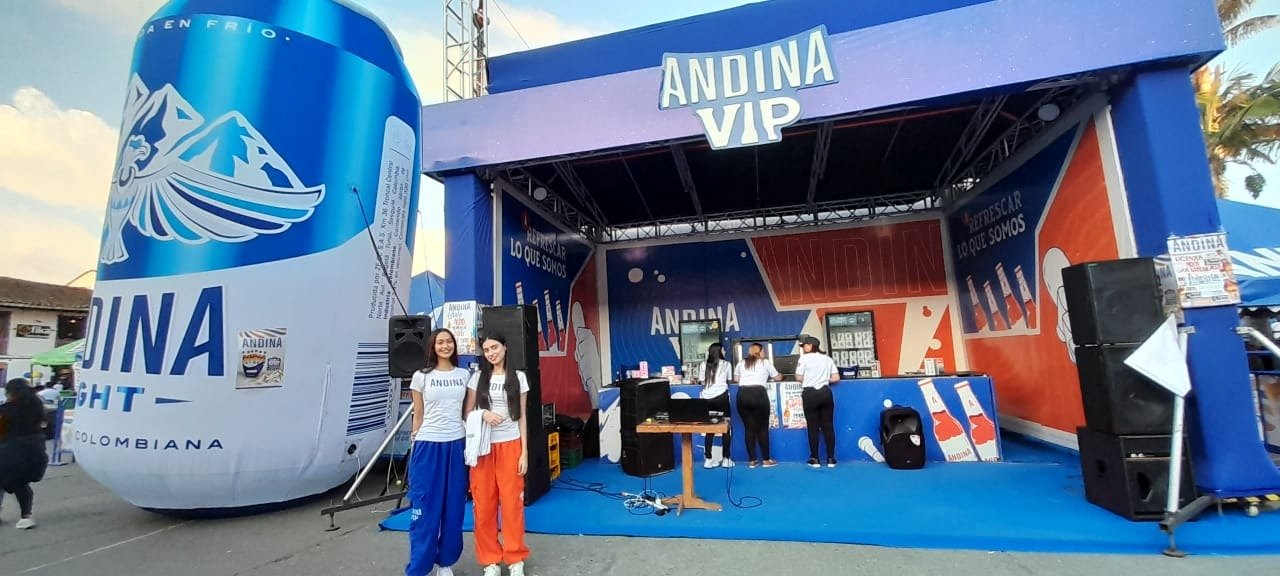 Logo, Advertising, Stage, Banner, Pants, Person — Campañas Pereira Manizales Armenia | Focus Modelos ABTL Agencia BTL Eje Cafetero