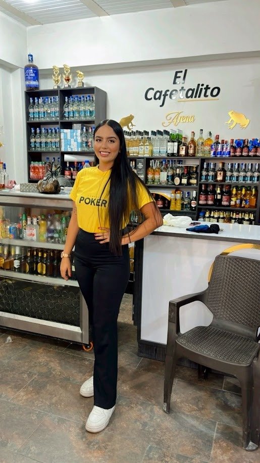 Smile, Shelf, Top, Person, Chair, Pants — Campañas Pereira Manizales Armenia | Focus Modelos ABTL Agencia BTL Eje Cafetero
