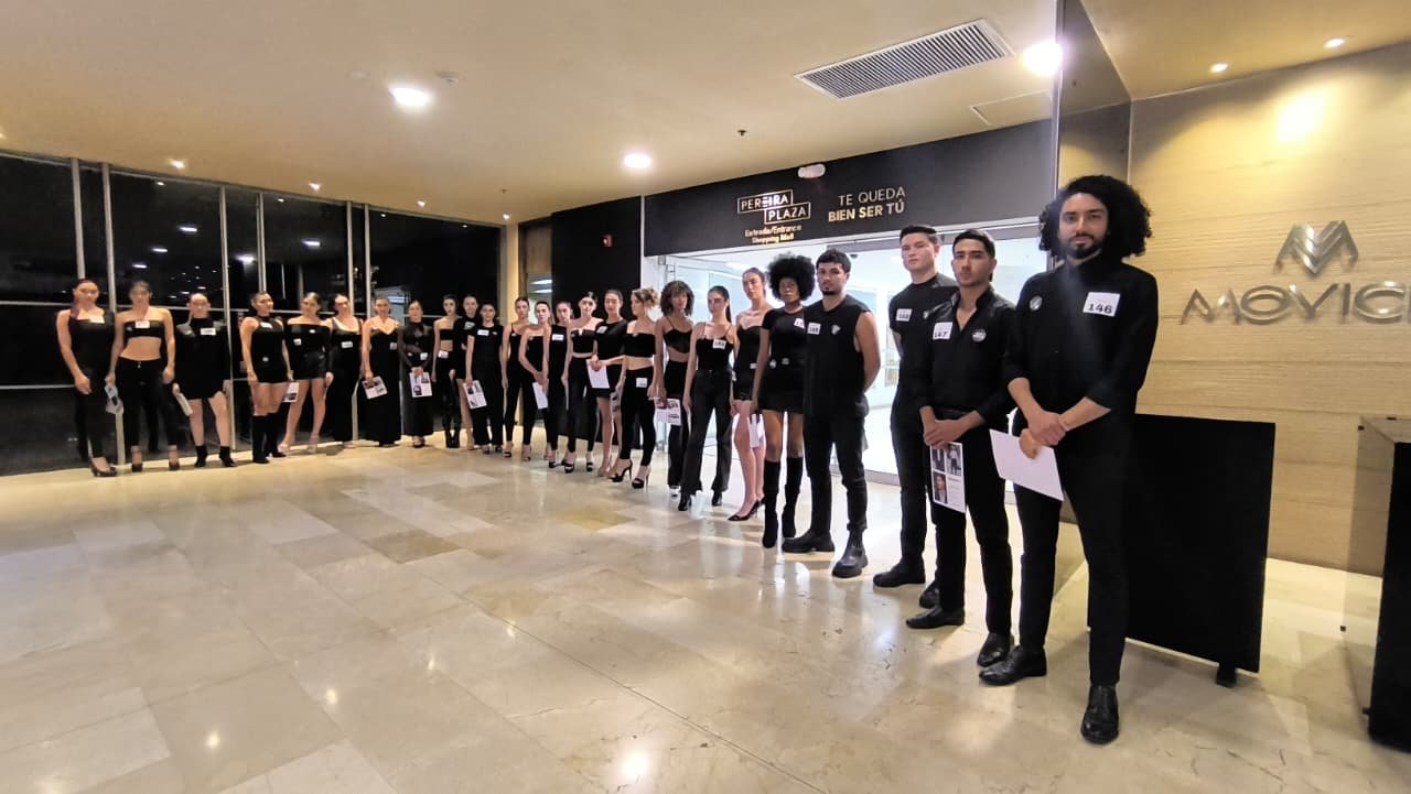 Social group, Event, Interior design, Flooring, Team, Ceiling, Person — Pasarelas y castings Pereira Manizales Armenia | Focus Modelos ABTL Agencia BTL Eje Cafetero