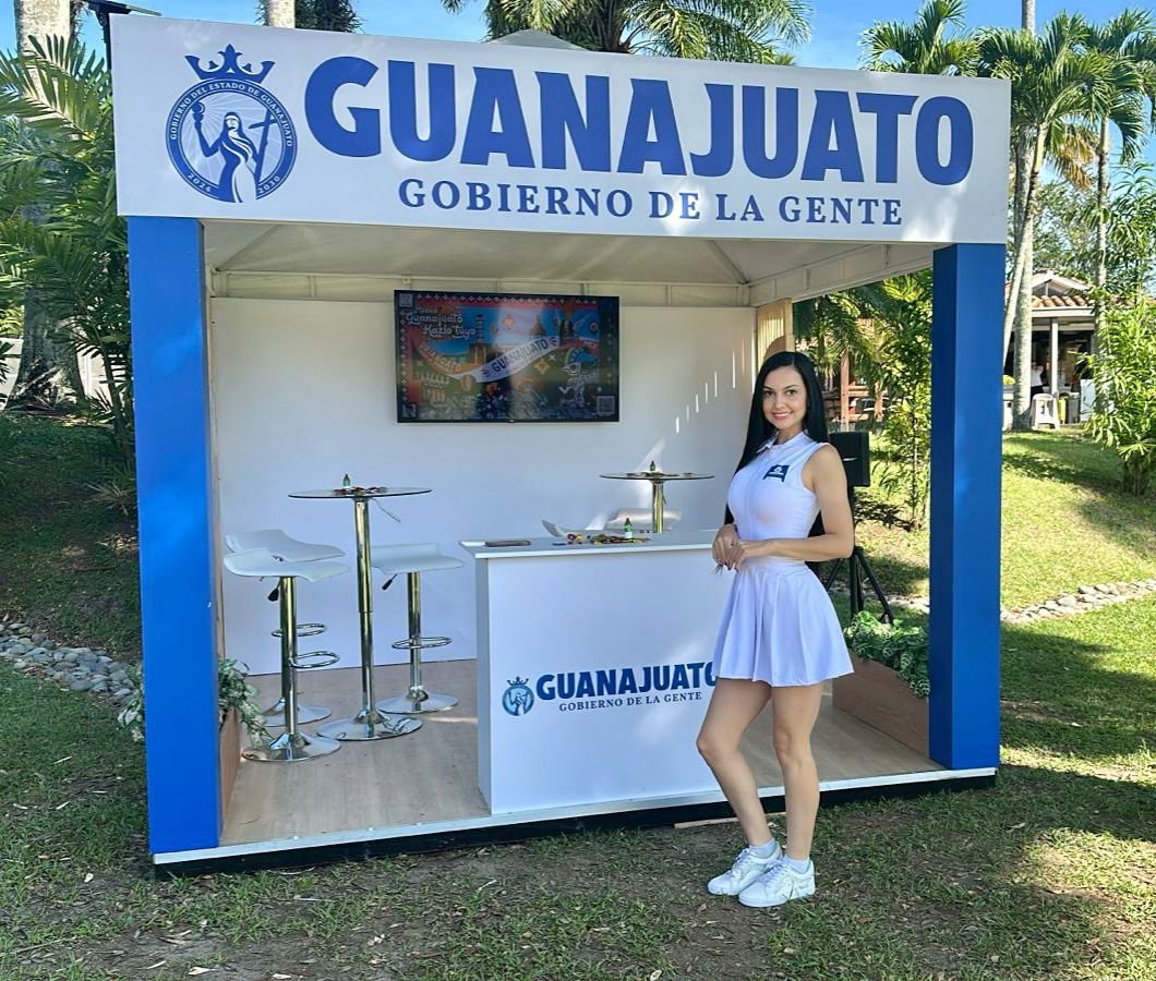 Advertising, Logo, Leisure, Shade, Banner, Palm trees, Dress, Person, Clothing — Campañas Pereira Manizales Armenia | Focus Modelos ABTL Agencia BTL Eje Cafetero