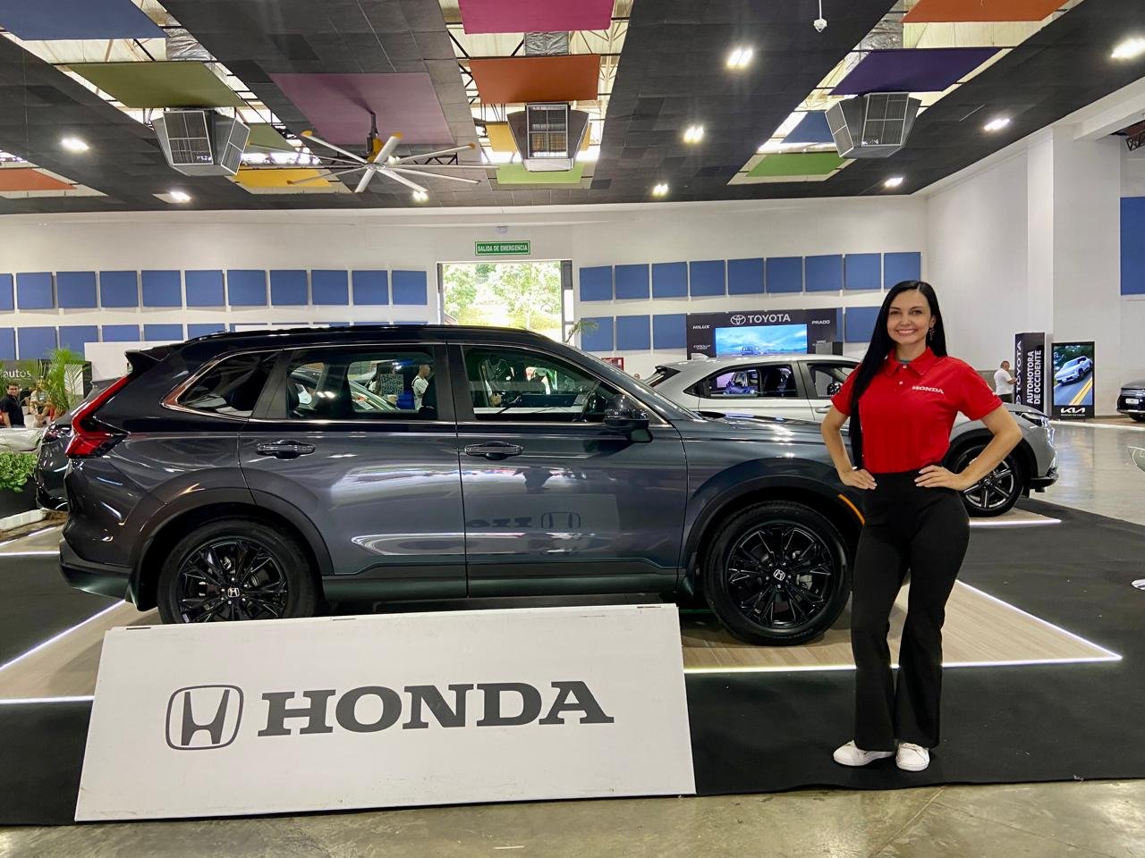 Motor vehicle, Car, Tire, Automotive Tire, Automotive Exterior, Auto show, Top, Person, Pants — Campañas Pereira Manizales Armenia | Focus Modelos ABTL Agencia BTL Eje Cafetero