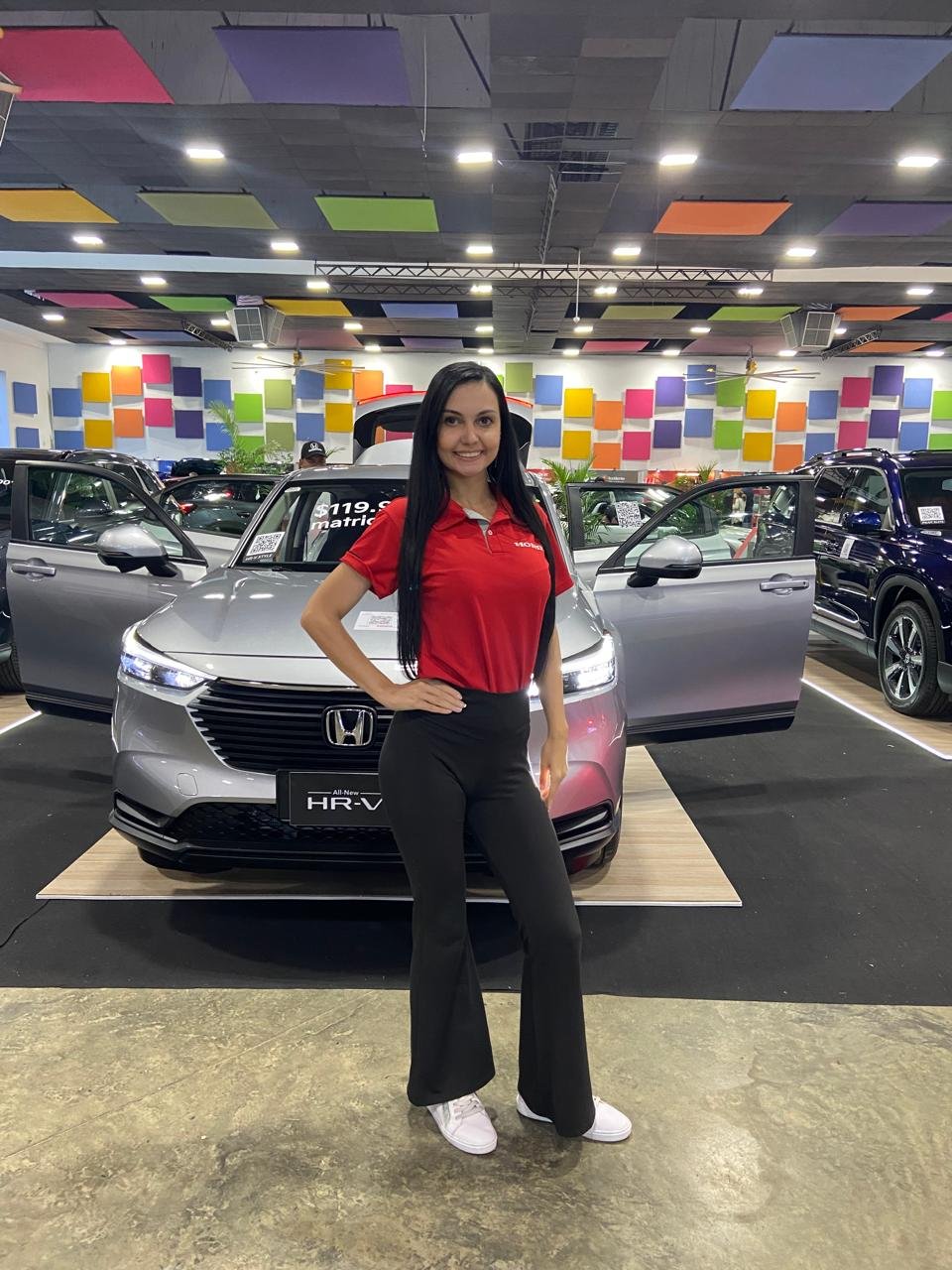 Motor vehicle, Car, Sport utility vehicle, Auto show, Luxury vehicle, Car door, Person, Pants, Top — Campañas Pereira Manizales Armenia | Focus Modelos ABTL Agencia BTL Eje Cafetero