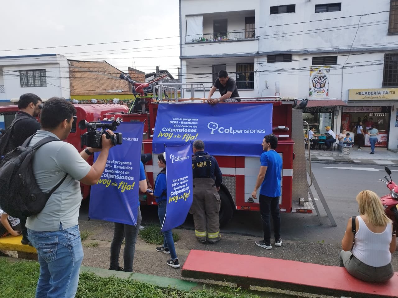 Pedestrian, Luggage & bags, Logo, Bag, Advertising, Jeans, Person, Top, Clothing — Campañas Pereira Manizales Armenia | Focus Modelos ABTL Agencia BTL Eje Cafetero