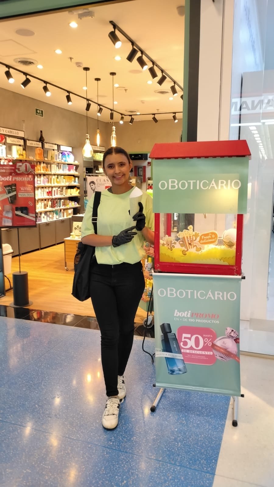 Personal care, Retail, Cosmetics, Advertising, Convenience store, Customer, Person, Top, Pants — Campañas Pereira Manizales Armenia | Focus Modelos ABTL Agencia BTL Eje Cafetero