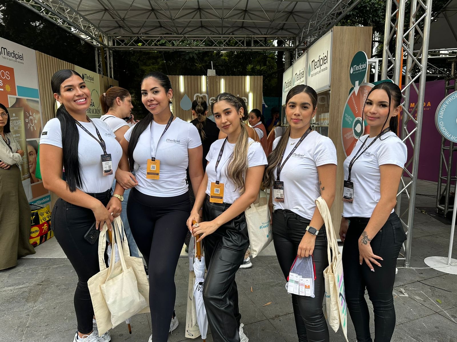 Trousers, Smile, Textile, Event, Luggage & bags, Waist, Top, Person — Campañas Pereira Manizales Armenia | Focus Modelos ABTL Agencia BTL Eje Cafetero